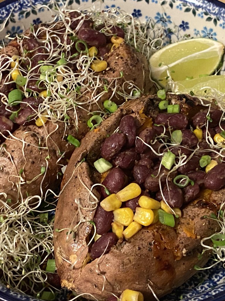Gevulde zoete aardappel Mexicaanse stijl