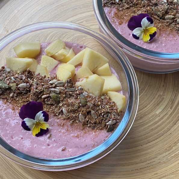 Smoothiebowl met frambozen, zadenmix en appel