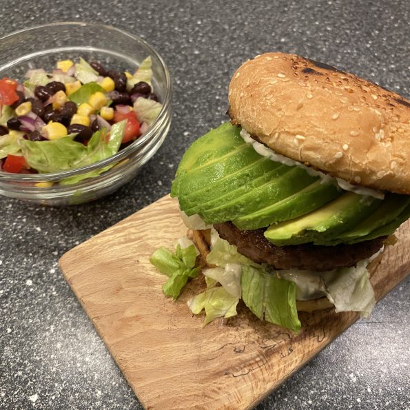 Broodje beyond burger met zwarte bonensalade