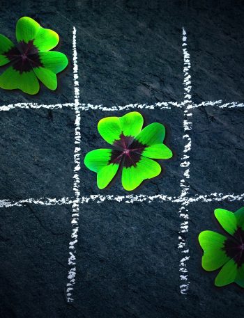 Boter kaas en eieren met groen plantje