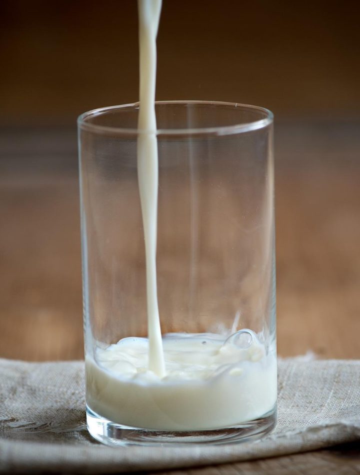 Een glas dat gevuld wordt met melk