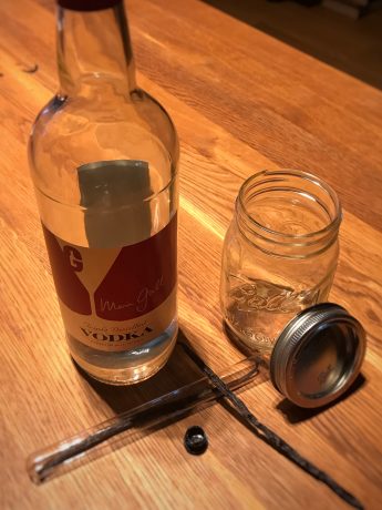 Fles vodka, pot en vanillestokjes