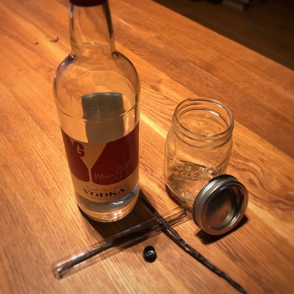 Fles vodka, pot en vanillestokjes