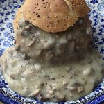 Italiaanse bol gevuld met champignon ragout