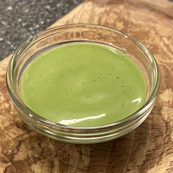 Een schaaltje met groene munt chutney