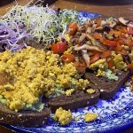 Boterhammen met scrambled tofu en rauwkost