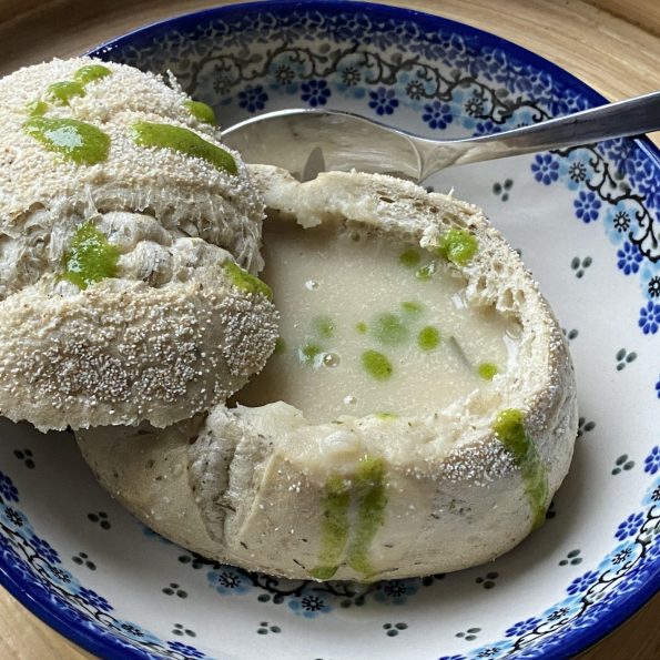 Geroosterde knoflooksoep in een uitgehold broodje