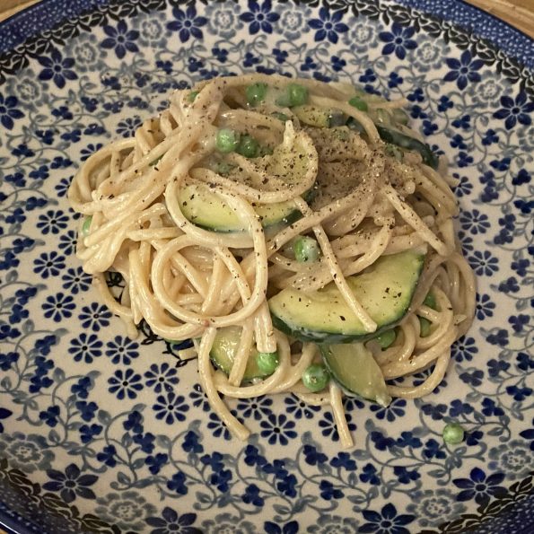 Romige pasta met doperwten en courgette