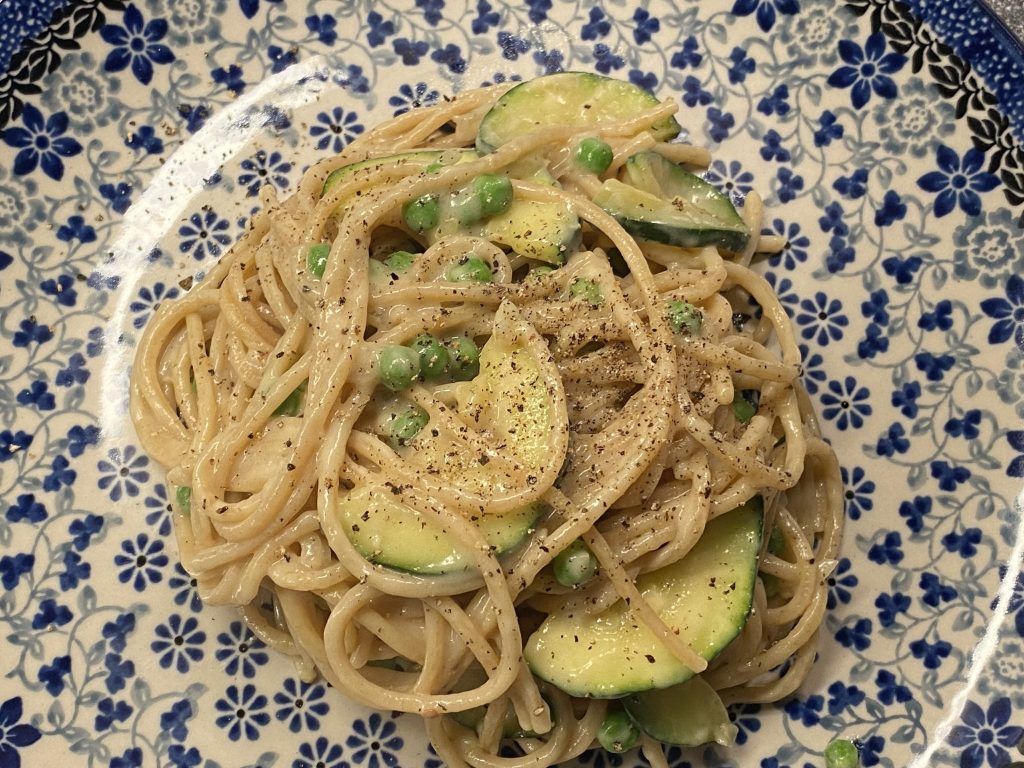 Romige pasta met doperwten en courgette