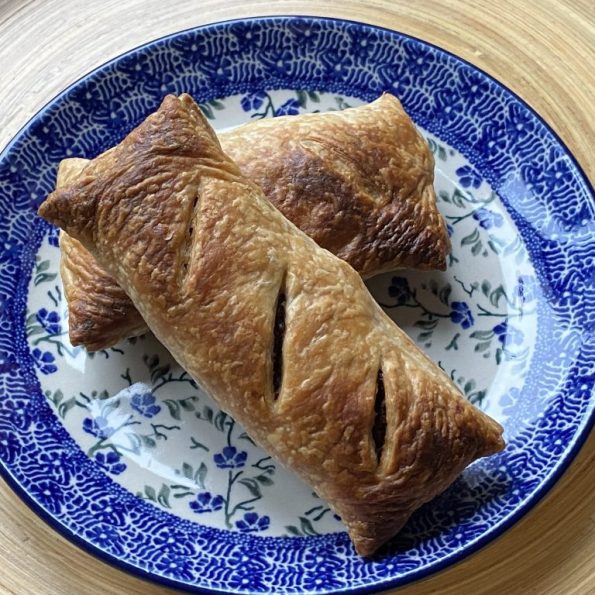 Twee saucijzenbroodjes op een bordje