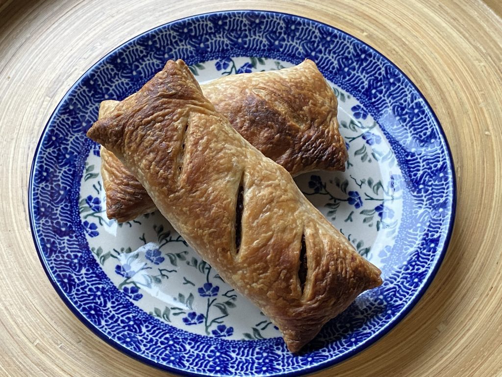 Twee saucijzenbroodjes op een bordje