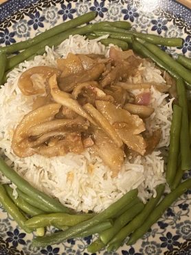 Bord met ketjapzwammen, basmati rijst en sperziebonen