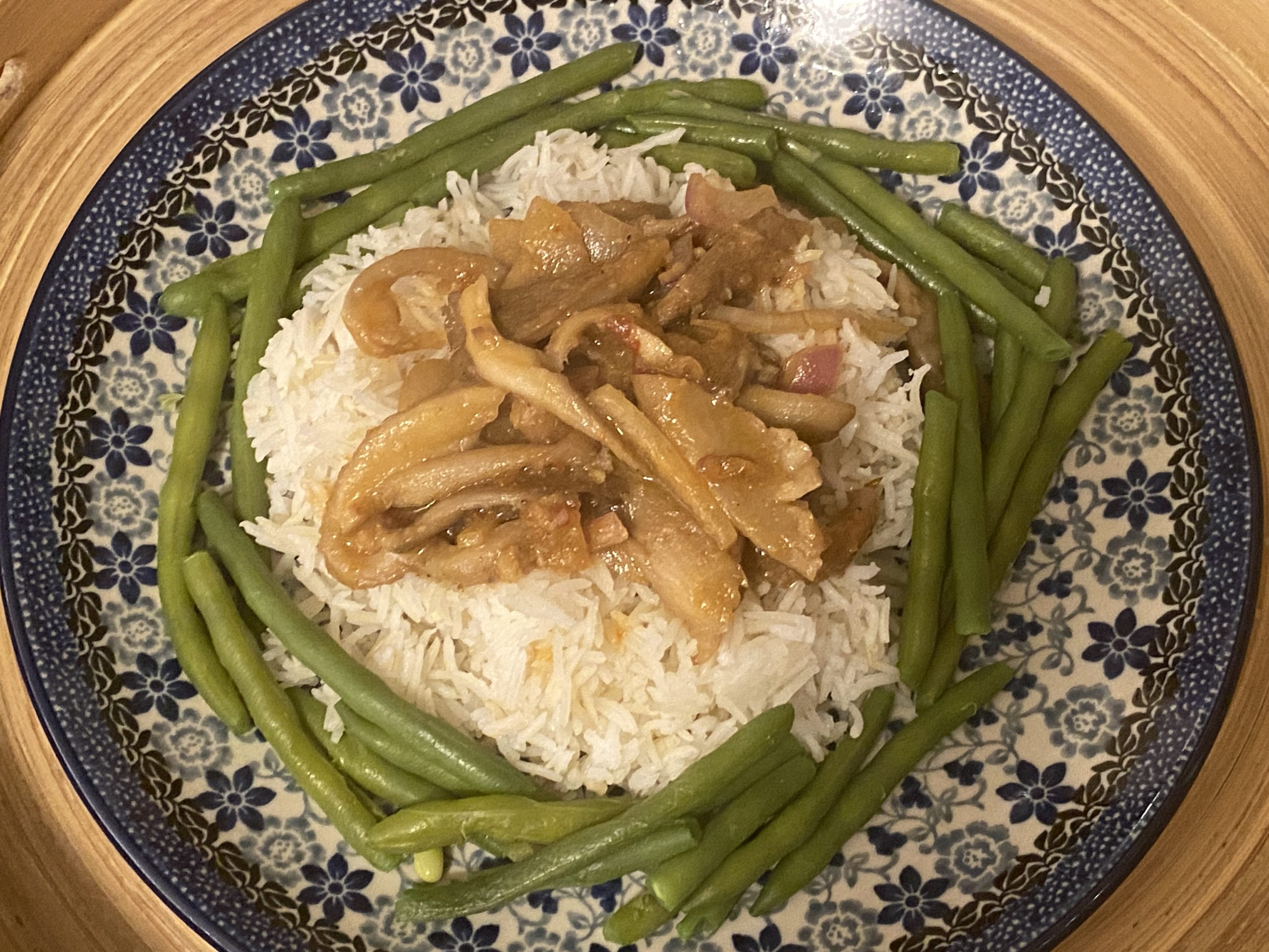 Bord met ketjapzwammen, basmati rijst en sperziebonen