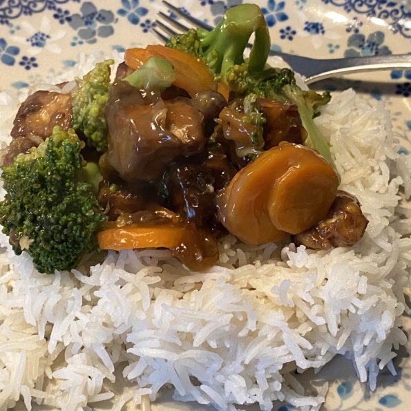 Tofu met broccoli en worteltjes op een laagje rijst