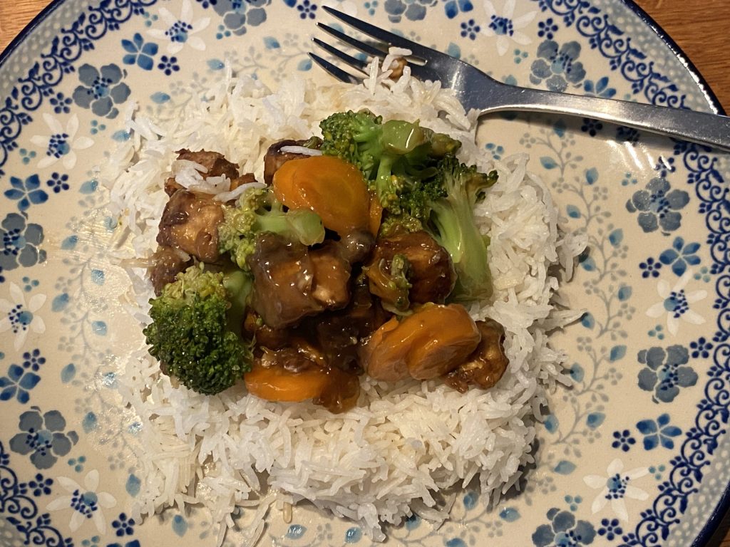 Bordje met rijst, tofu, broccoli en worteltjes