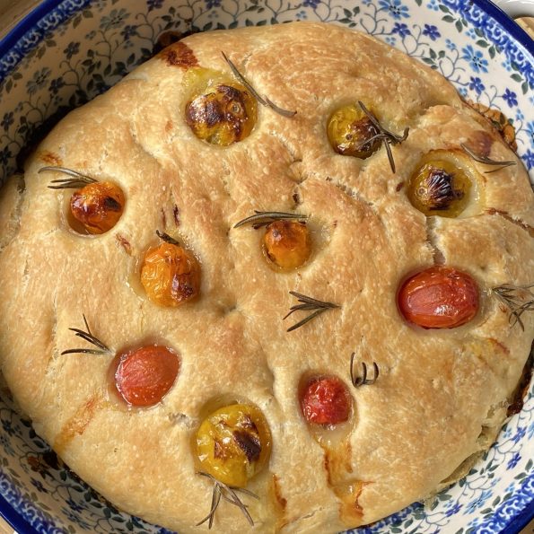 Focaccia met rozemarijn en kerstomaatjes