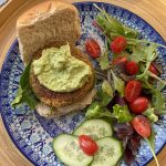 Broodje linzenburger met avocado-chilisaus en salade