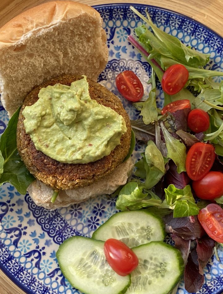 Broodje linzenburger met avocado-chilisaus en salade