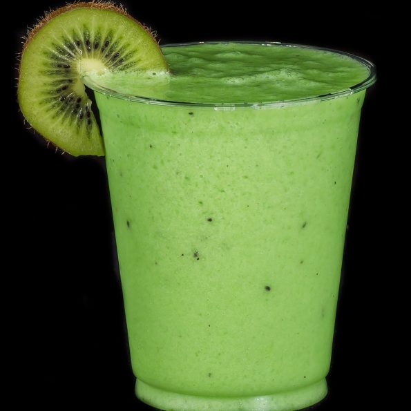 groene smoothie met spinazie en kiwi