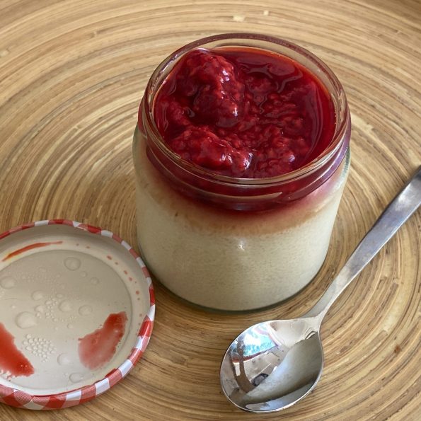 Griesmeelpudding met frambozenpuree