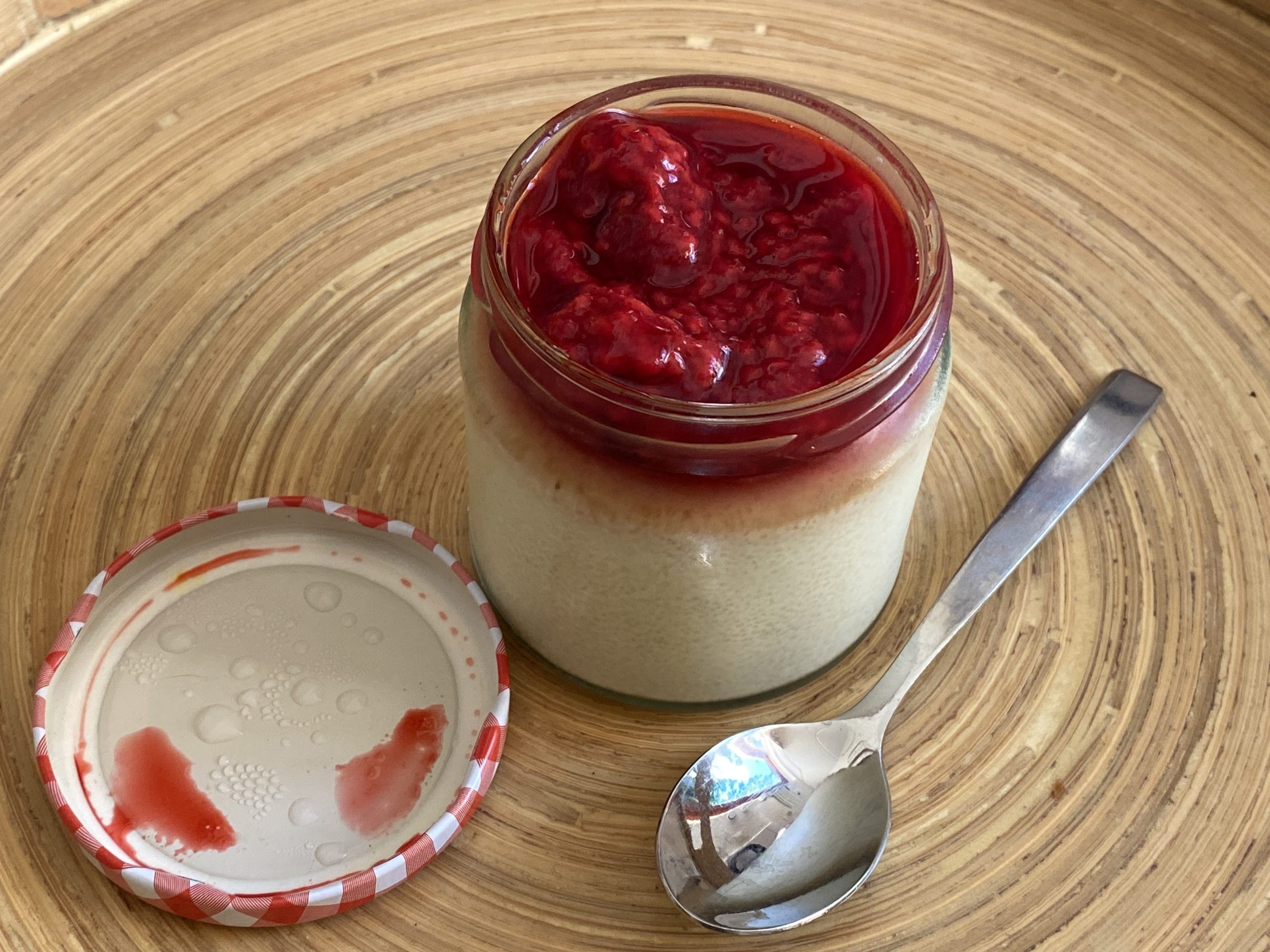 Griesmeelpudding met frambozenpuree