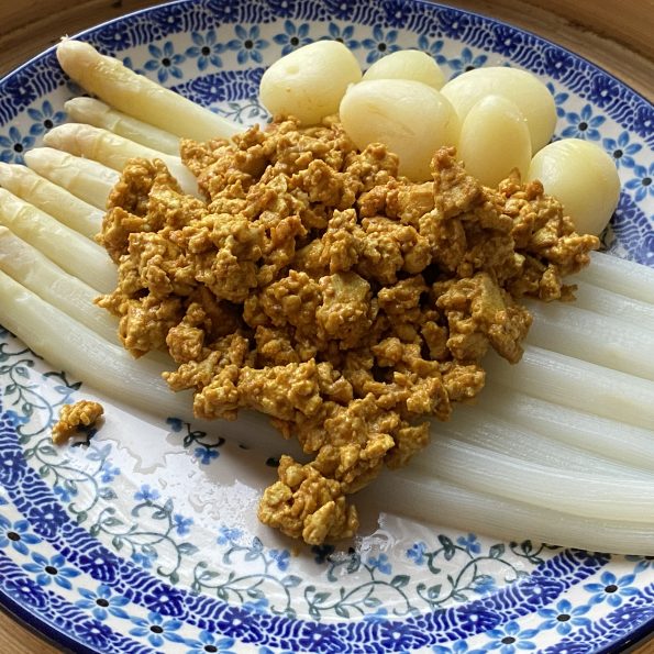 Asperges met krieltjes en scrambled tofu