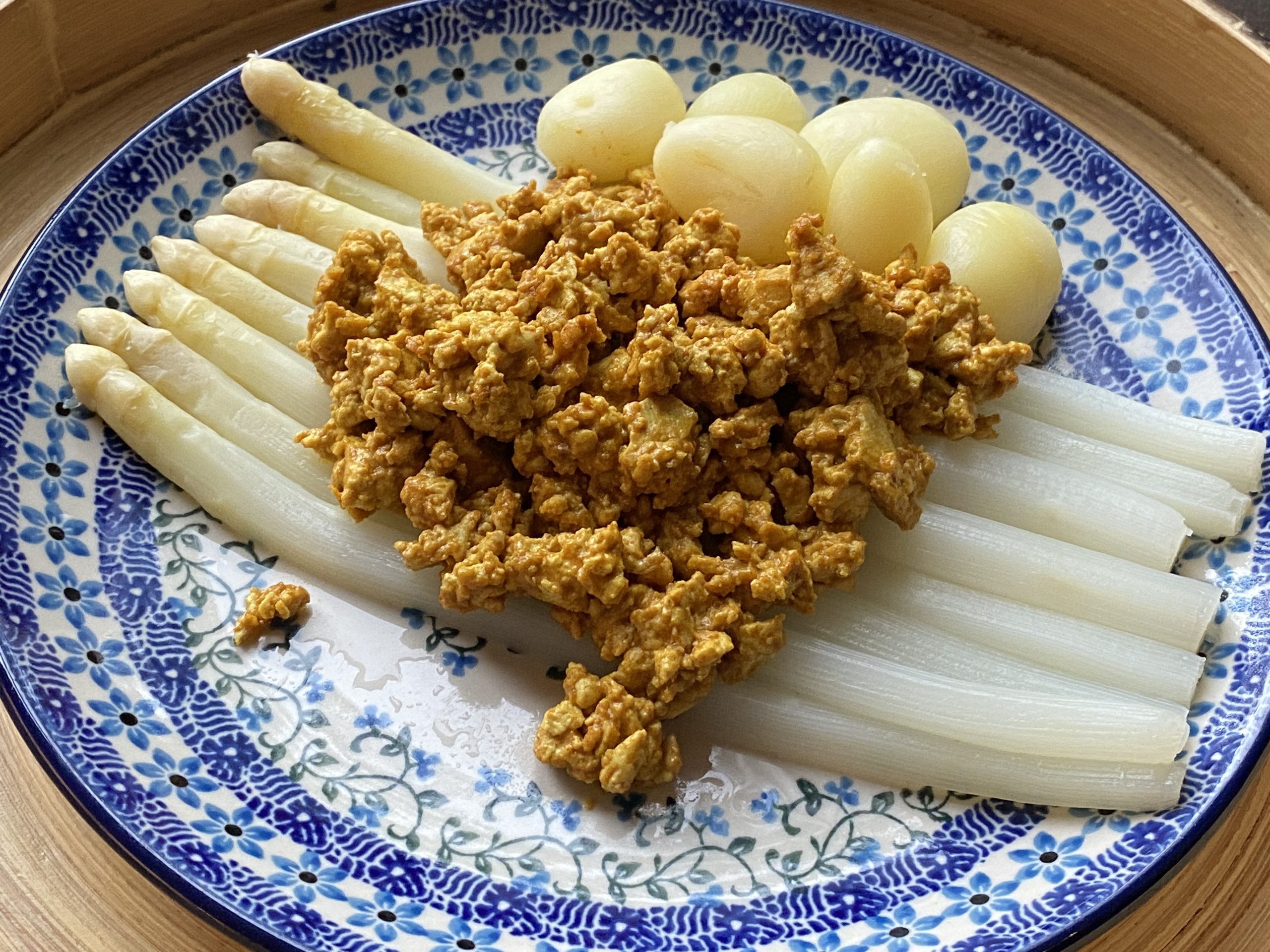 Asperges met krieltjes en scrambled tofu