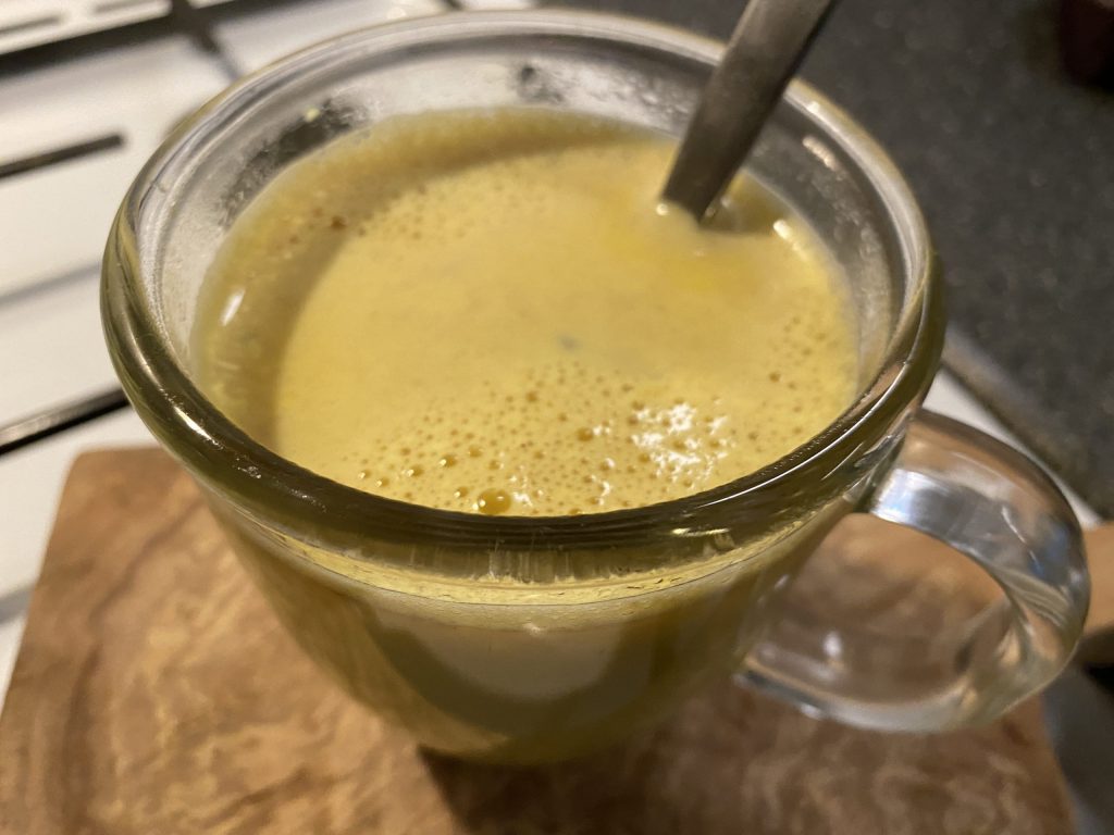 Een glas met golden milk