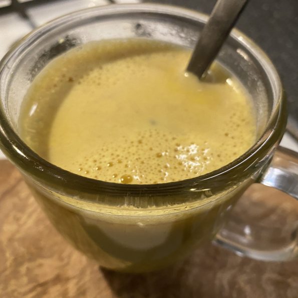 Een glas met golden milk