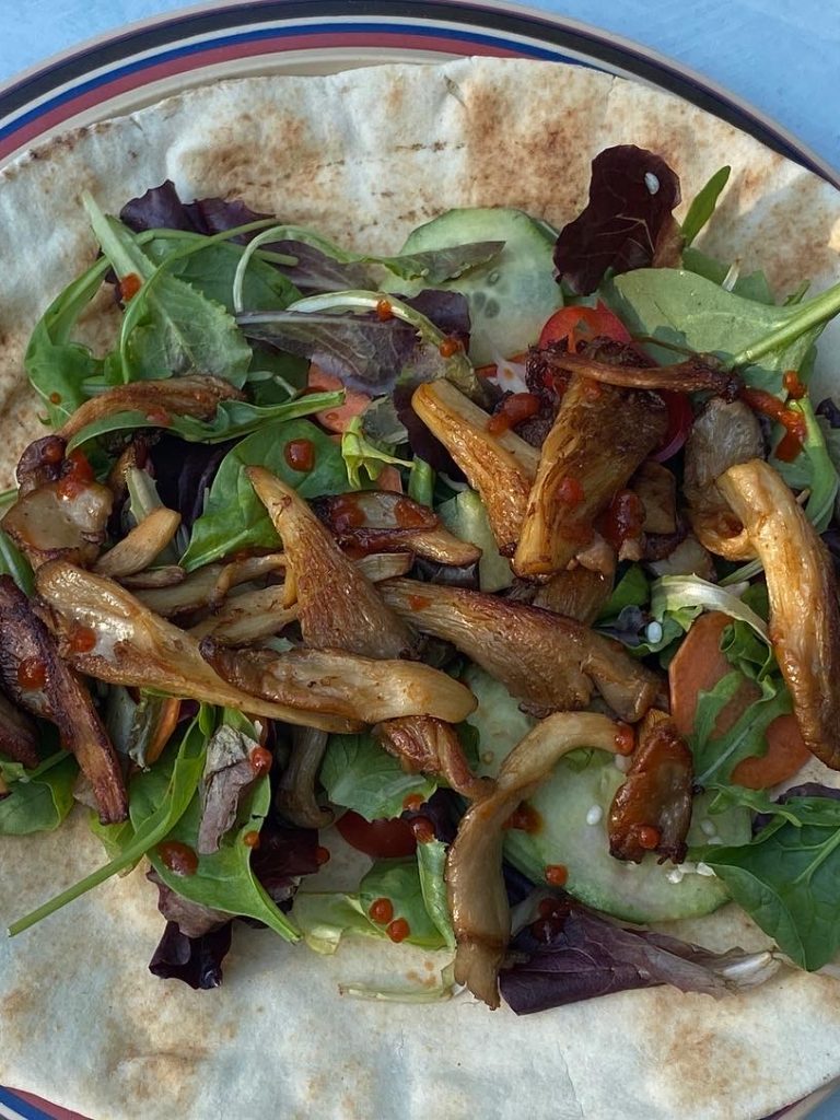 Platbrood met gebakken oesterzwammen en salade