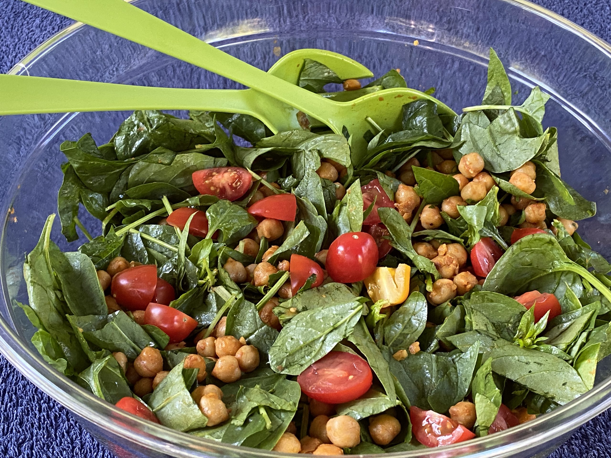 Spaanse spinazie salade met gekruide kikkererwten