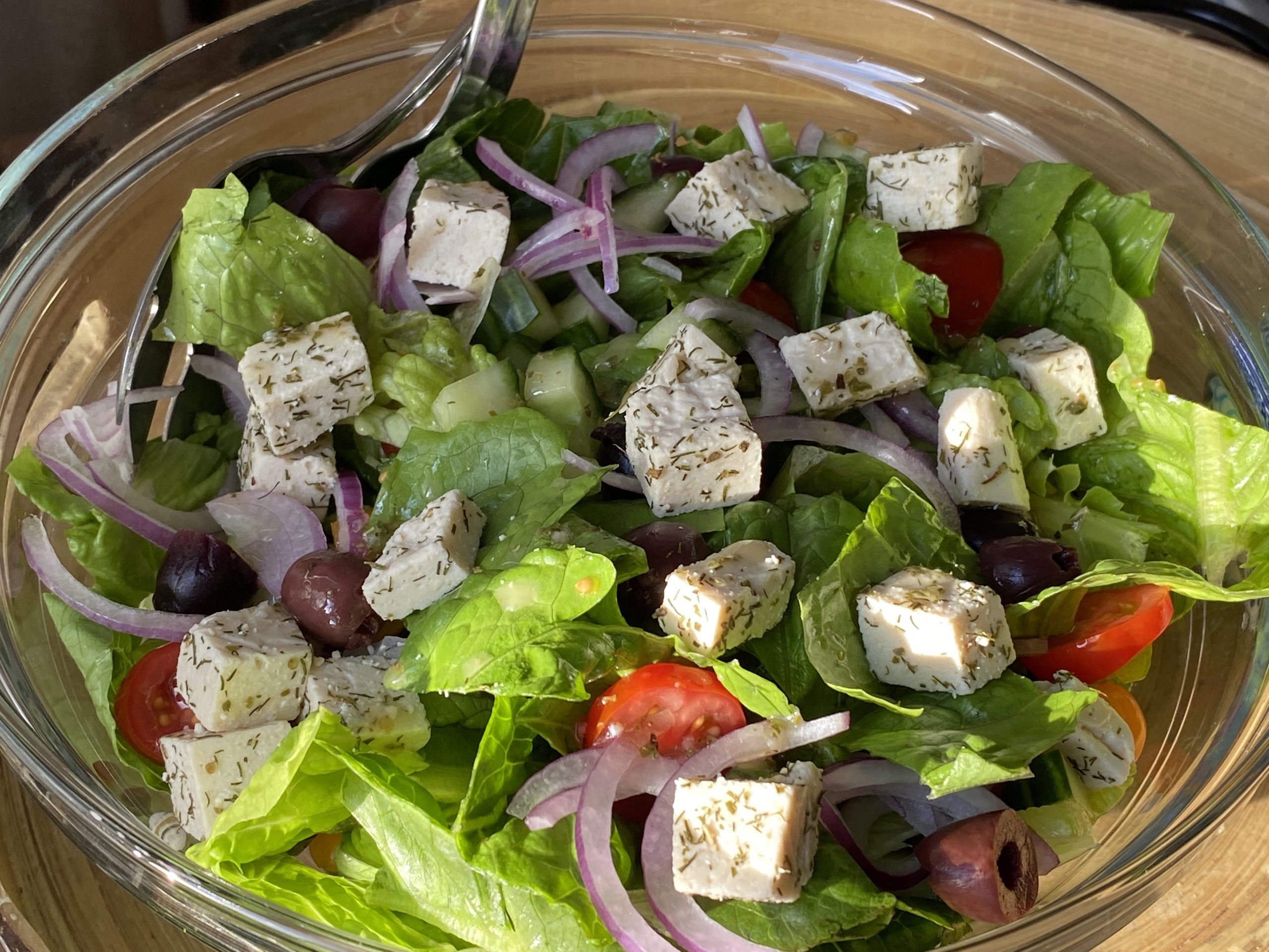 Griekse salade met homemade plantaardige fetaq