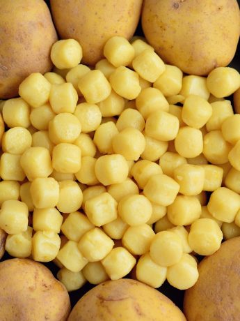 Gnocchi temidden van ongeschilde aardappelen