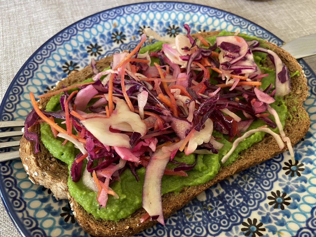 Boterham met doperwten-muntlread en koolsalade met papaya