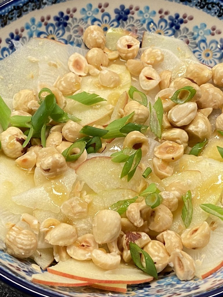 Salade met meiraap, appel en hazelnoten