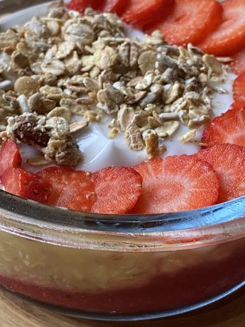 Schaaltje met overnight oats, aardbeien en kokosyoghurt