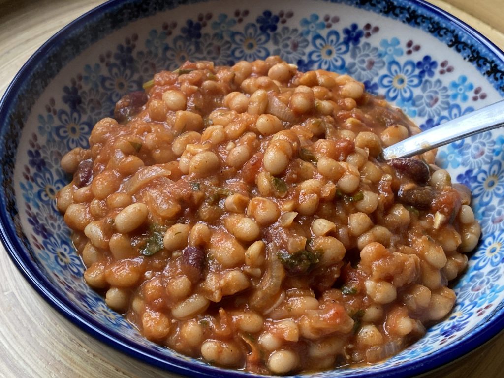 Bord met huisgemaakte witte bonen in tomatensaus