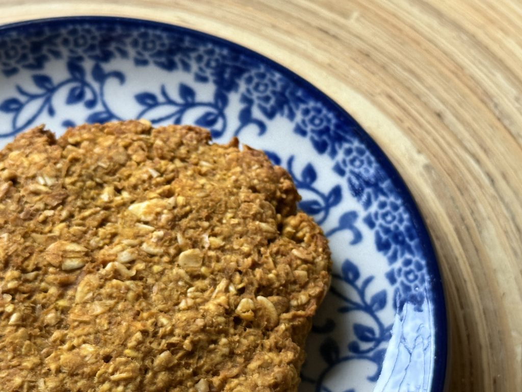 pompoen-haverkoek met banaan en pindakaas op een bordje