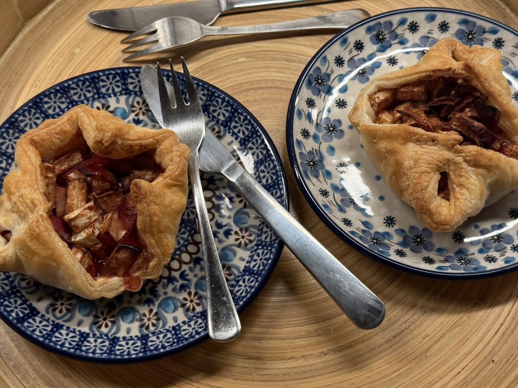 Bunzlau gebaksbordjes met appeltaartjes van bladerdeeg