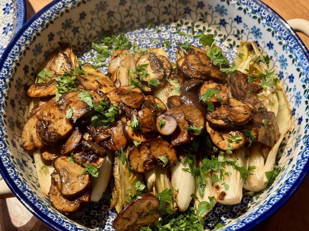 Bunzlau schaal met gegrilde witlof en gemarineerde kastanjechampignons