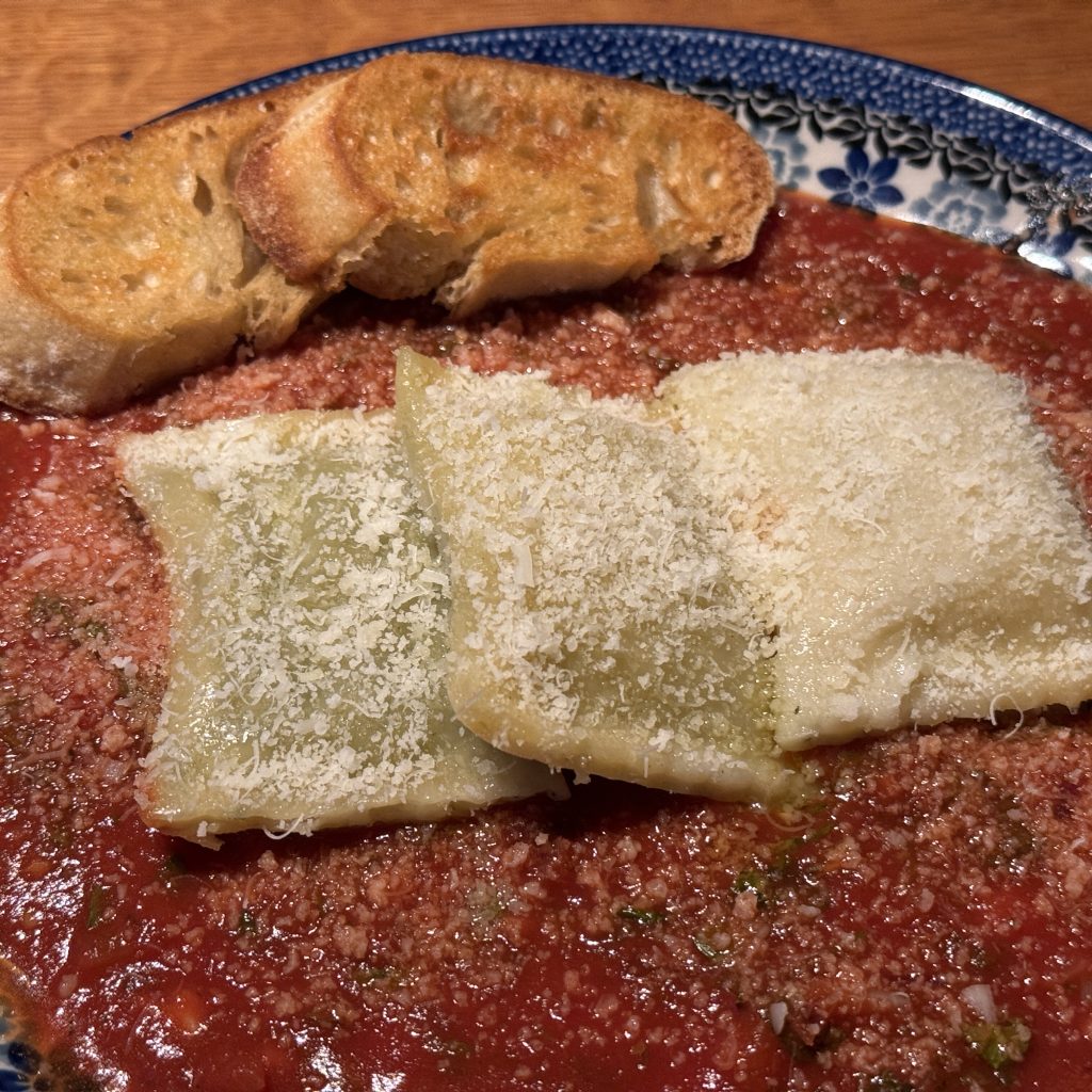 ravioli met tomatensaus en versgebakken ciabatta