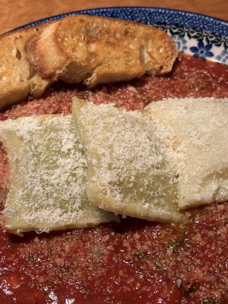 ravioli met tomatensaus en versgebakken ciabatta