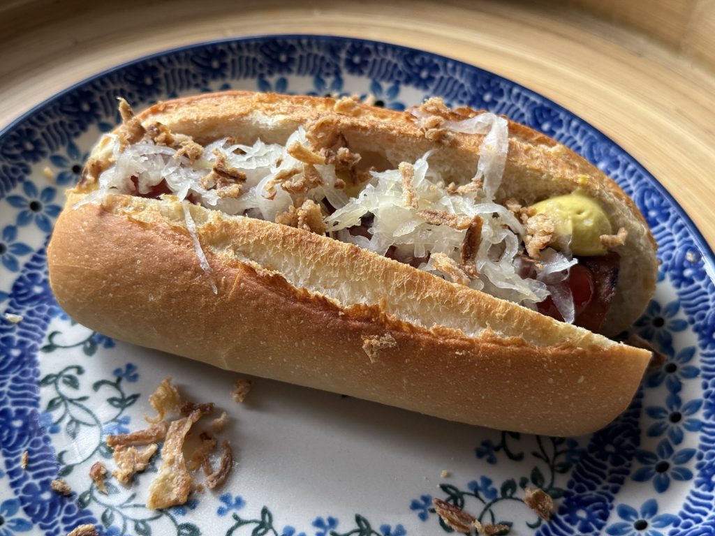 Broodje vegan hotdog, gemaakt van … wortel!