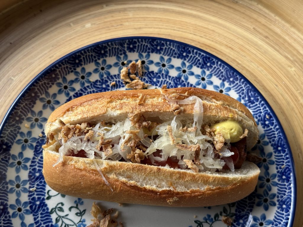 Broodje vegan hotdog, gemaakt van … wortel!