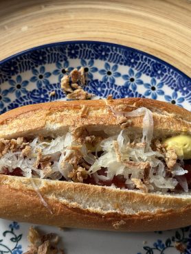 Broodje vegan hotdog, gemaakt van … wortel!