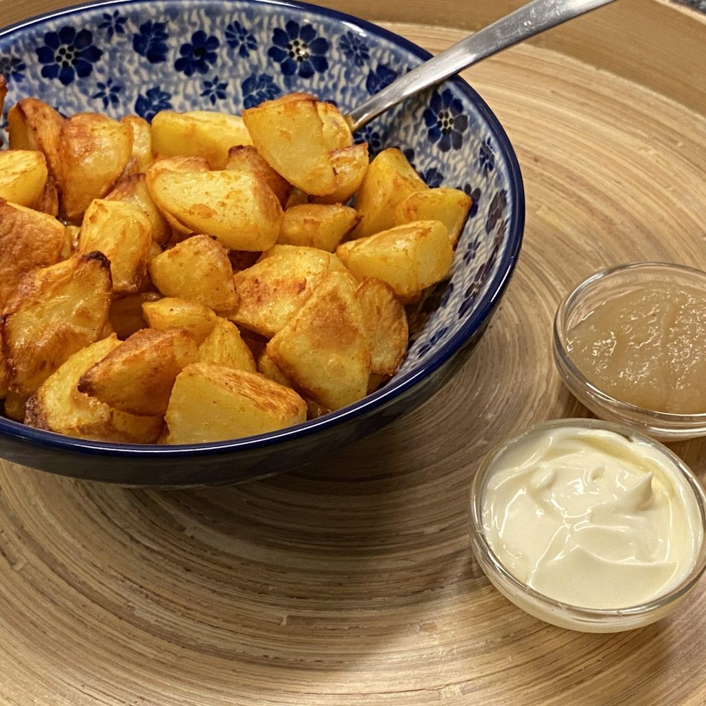 Ovengebakken aardappeltjes met mayonaise en appelmoes