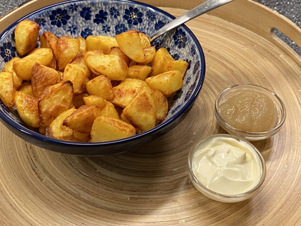 Ovengebakken aardappeltjes met mayonaise en appelmoes