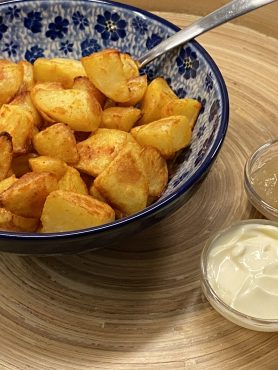 Ovengebakken aardappeltjes met mayonaise en appelmoes