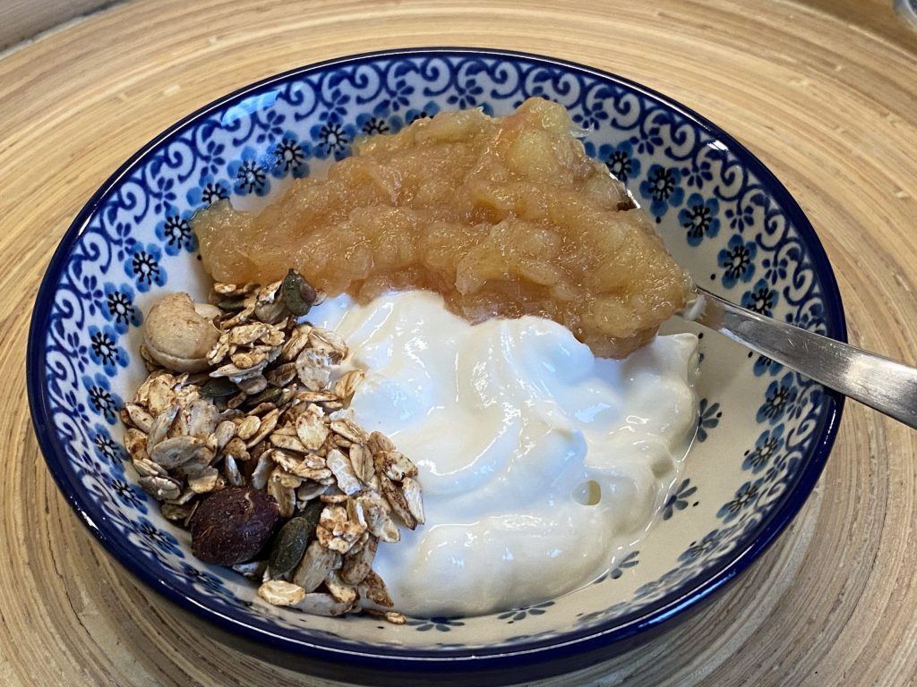 yoghurt met granola en appelmoes