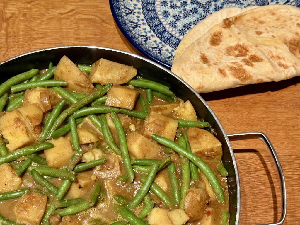 Roti met kipstukjes, sperziebonen en aardappelen.